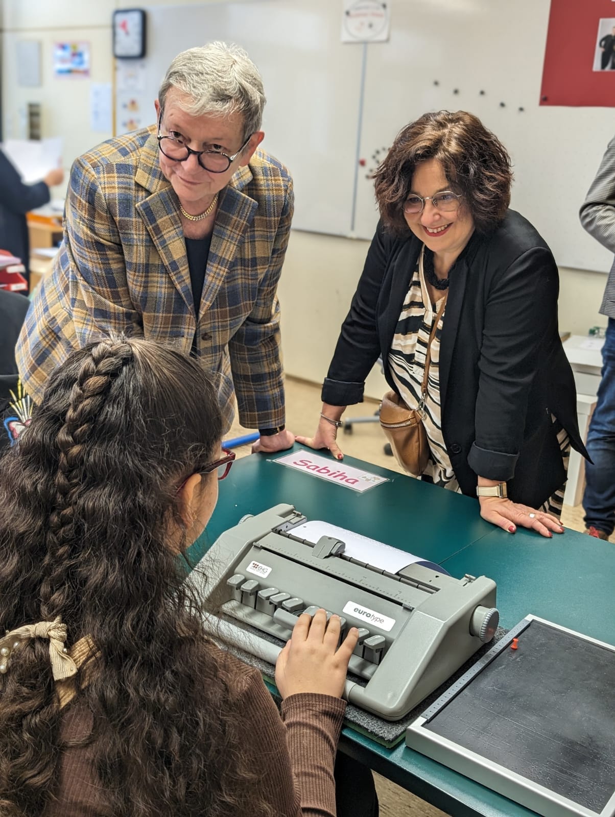 G%C3%A4ste%20mit%20einer%20Sch%C3%BClerin%20an%20der%20Blindenschreibmaschine G%C3%A4ste%20mit%20einer%20Sch%C3%BClerin%20an%20der%20Blindenschreibmaschine